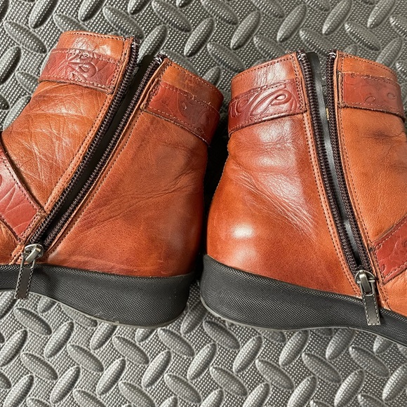 Leather Ankle boots with inside zippers and floral patterns - Picture 10 of 14